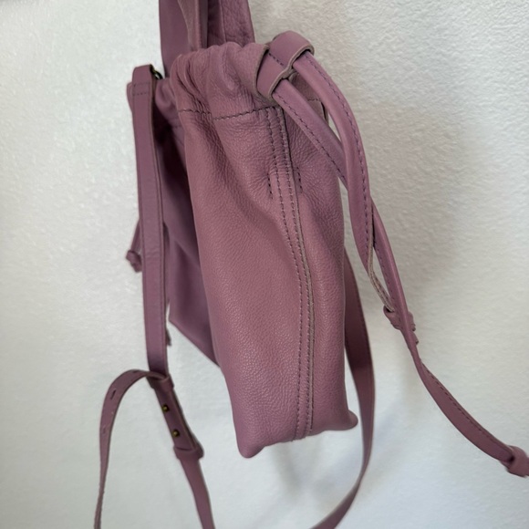 Madewell The Piazza Leather Clinched Crossbody Bag in Vibrant Lilac - Picture 4 of 13